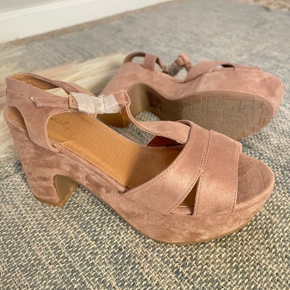 Qupid - Elegant Nude Suede Platform Heels - Picture 4 of 9